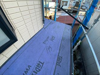 屋根カバー工事でルーフィング敷設